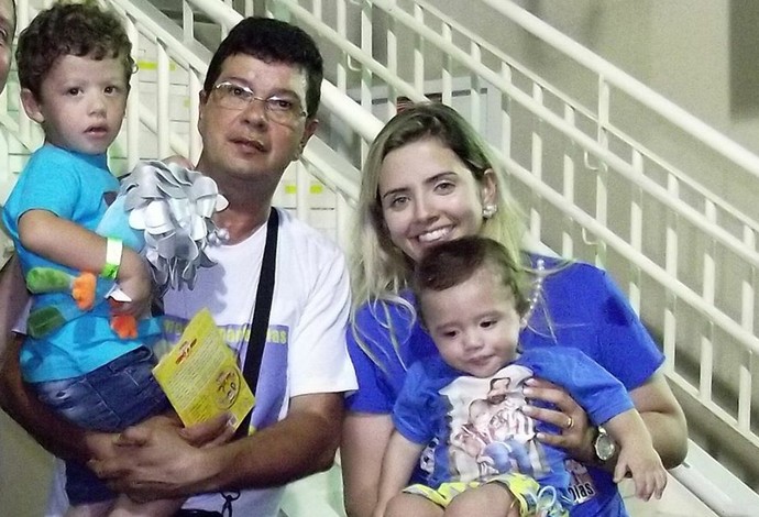 Descrição da imagem: pai, esposa e os dois filhos na torcida por Daniel Dias (Foto: Reprodução / Facebook)