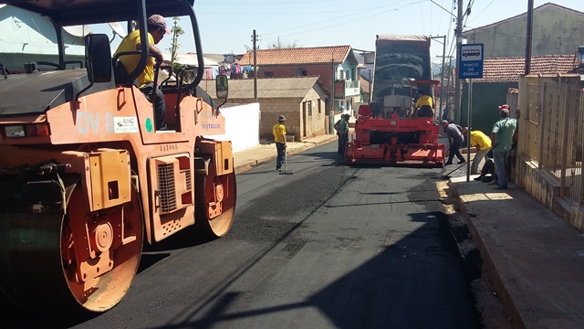 alem-do-asfaltamento-tambem-foram-feitas-obras-de-drenagem-no-local