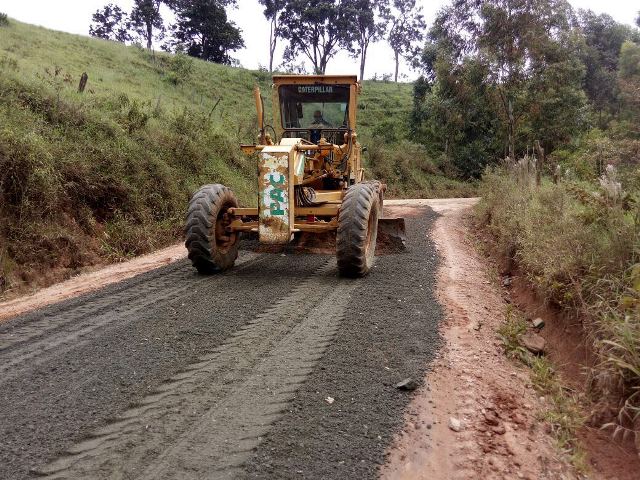 Manutenção com bica corrida na estrada que liga o Pinhalzinho a São Mateu