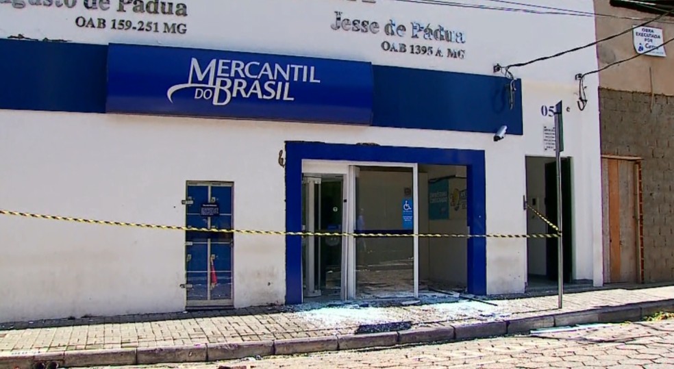 Agência bancária ficou destruída após ataque de assaltantes em São Sebastião do Paraíso, MG, no dia 6 de junho (Foto: Reprodução/EPTV)