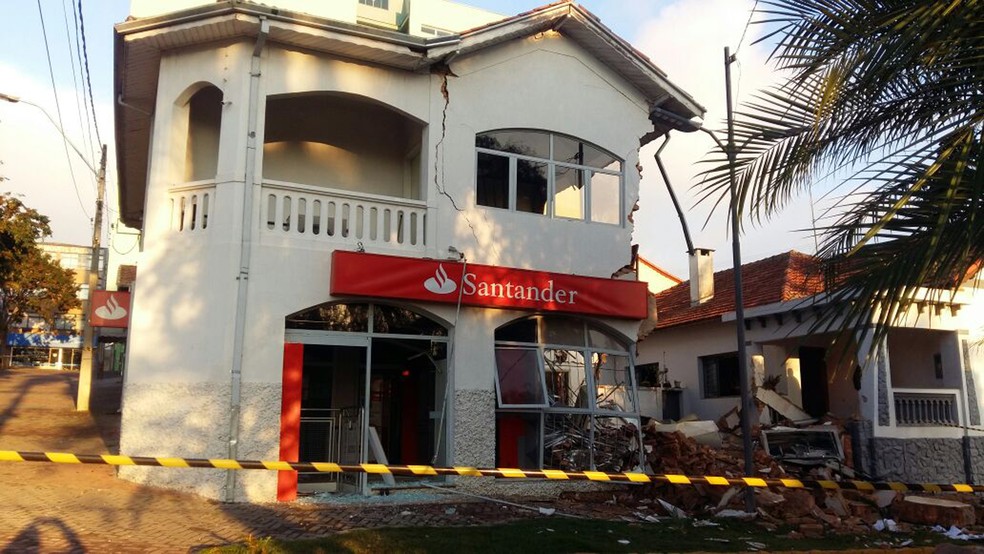 Em tentativa de roubo, quadrilha explodiu cofre e destruiu prédio de agência bancária em Camanducaia (MG) neste sábado (10) (Foto: Luiz Carlos de Souza)